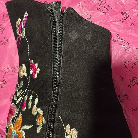 Gorgeous Beverly Feldman Embroidered Boots - Picture 3 of 10